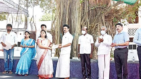 சென்னை லேடி வெலிங்டன் மேல்நிலைப் பள்ளியில் பள்ளி மேலாண்மைக் குழு மறுகட்டமைப்பு தொடக்க விழா நேற்று நடந்தது. பள்ளி மேலாண்மைக் குழு தலைவராக தேர்ந்தெடுக்கப்பட்ட லதாவுக்கு சான்றிதழை முதல்வர் ஸ்டாலின் வழங்கினார். உடன் அமைச்சர்கள் மா.சுப்பிரமணியன், சேகர்பாபு, அன்பில் மகேஸ், சென்னை மேயர் பிரியா, தயாநிதி மாறன் எம்.பி., உதயநிதி ஸ்டாலின் எம்எல்ஏ, பள்ளிக் கல்வி செயலர் காகர்லா உஷா, ஆணையர் நந்தகுமார் ஆகியோர்.