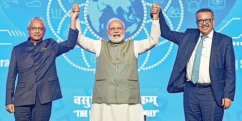 உலக சுகாதார அமைப்பின் சார்பில் குஜராத்தின் ஜாம்நகரில் உலக பாரம்பரிய மருத்துவ மையம் அமைக்கப்படுகிறது. இந்த மையத்துக்கு பிரதமர் நரேந்திர மோடி நேற்று அடிக்கல் நாட்டினார். உடன், உலக சுகாதார அமைப்பின் தலைவர் டெட்ராஸ் அதானான் கேப்ரியாசஸ், மொரீஷியஸ் பிரதமர்  பிரவிந்த் குமார் ஜக்நாத் உள்ளனர். படம்: பிடிஐ