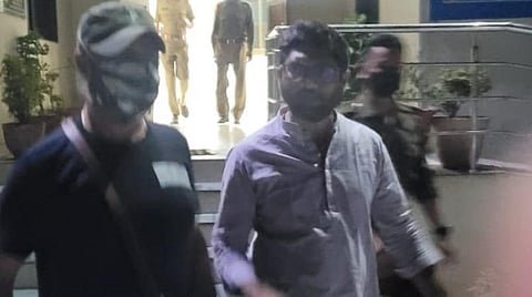 'எஃப்ஐஆர் இல்லை; மொபைல் போன் முடக்கம்?' - நள்ளிரவில் கைது செய்யப்பட்ட ஜிக்னேஷ் மேவானி