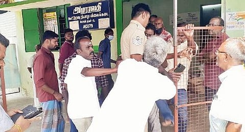 திருச்சி பொன்னகர் காமராஜர்புரத்தில் ரேஷன் கடையில் பிரதமர் படத்தை வைத்த பாஜகவினருடன் தள்ளுமுள்ளுவில் ஈடுபட்ட திமுகவினர்.