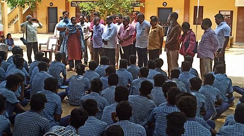 மாதனூர் அரசு மேல்நிலைப்பள்ளியில் மாணவர் மாரி மற்றும் பாதுகாவலரிடம் விசாரணை நடத்திய கோட்டாட்சியர் காயத்ரி சுப்பிரமணி.