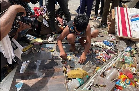 டெல்லி ஜஹாங்கீர்புரி பகுதியில் இருந்த தன் தந்தையின் கடை இடிக்கப்பட்டதைத் தொடர்ந்து, அதன் இடிபாடுகளில் இருந்து  கடையில் இருந்த நாணயங்களை சிறுவன் சேகரிக்கும் காட்சி