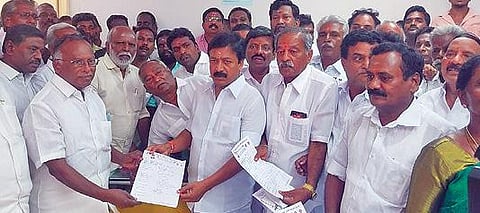 அதிமுக மாவட்ட செயலாளர் பதவிக்கு முன்னாள் அமைச்சரான  சி.வி.சண் முகம் தேர்தல் பொறுப்பாளரான முன்னாள் அமைச்சர் ஜீவானந்தத்திடம்   வேட்புமனுவை வழங்குகிறார்.