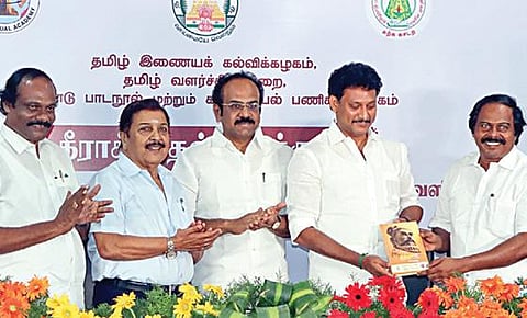 சென்னை அண்ணா நூற்றாண்டு நூலகத்தில் நேற்று நடைபெற்ற விழாவில் சிவக்குமார் எழுதிய `திருக்குறள்-50' என்ற நூலை அமைச்சர் அன்பில் மகேஸ் வெளியிட அமைச்சர் மனோ தங்கராஜ் பெற்றுக்கொண்டார். அருகில் அமைச்சர் தங்கம் தென்னரசு உள்ளார். (அடுத்த படம்) தீராக்காதல் திருக்குறள் திட்டத்தின் கீழ் பள்ளி மற்றும் கல்லூரி மாணவர்கள் வரைந்த ஓவியக் கண்காட்சியை மாணவர்கள் பார்வையிட்டனர். படங்கள்: பு.க.பிரவீன்