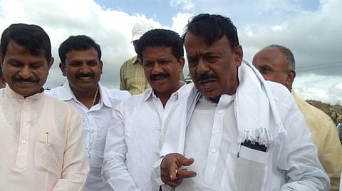 அடிப்படை வசதி கோரிய கர்நாடக இளைஞரை அறைந்த காங்கிரஸ் எம்எல்ஏ