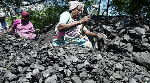 மீண்டும் மின்வெட்டு ஆபத்து?- நிலக்கரி பற்றாக்குறையால் மின் உற்பத்தி கடும் பாதிப்பு: கொளுத்தும் கோடையில் தவிப்பு 