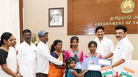 முதல்வர் மு.க. ஸ்டாலின் தேனி மாணவிகளுக்கு அவர்களின் தமிழ் ஆர்வத்தினைப் பாராட்டி இன்று தலா ரூ.1 லட்சம் வழங்கினார். உடன் பள்ளிக்கல்வி அமைச்சர் அன்பில் மகேஸ் பொய்யாமொழி மற்றும் உயரதிகாரிகள்.