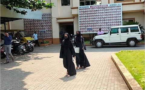 தேர்வைப் புறக்கணித்துச் செல்லும் மாணவிகள் ஆலியா ஆஸாதி மற்றும் ரேஷம்.