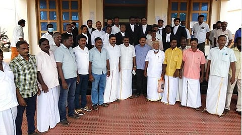 மரக்காணம் கலவரம் தொடர்பான வழக்கில் விடுதலையனவர்கள். உடன் வழக்கறிஞர்கள்.