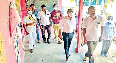 திருப்பத்தூர் அடுத்த அனேரி பள்ளி கட்டிடத்தை நேற்று ஆய்வு செய்த மாவட்ட ஆட்சியர் அமர் குஷ்வாஹா.