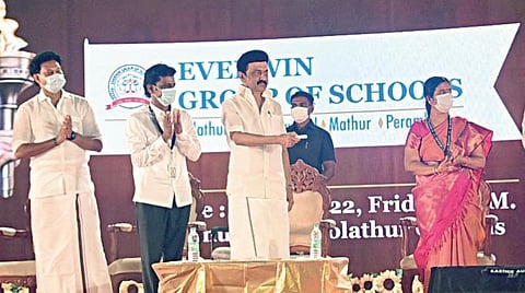 கொளத்தூர் எவர்வின் பள்ளிக் குழுமத்தில் நேற்று 30-ம் ஆண்டு விழா கல்வெட்டைத் திறந்துவைத்தார் முதல்வர் ஸ்டாலின். உடன், அமைச்சர்கள் அன்பில் மகேஸ் பொய்யாமொழி, பி.கே.சேகர்பாபு உள்ளிட்டோர். படம்: ம.பிரபு