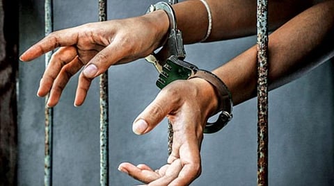 கரூர் | மாணவிக்கு பாலியல் வன்கொடுமை: போக்ஸோ வழக்கில் இளைஞர் கைது