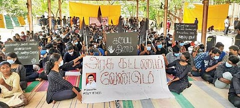 சிதம்பரம் ராஜா முத்தையா அரசு மருத்துவக்கல்லூரி மாணவர்கள் வகுப்புகளை புறக்கணித்து கருப்புசட்டை அணிந்து, 'அரசு கட்டணம் வேண்டும்' என்று ரத்த கைரேகையால் எழுதி மருத்துவக்கல்லூரி வளாகத்தில் போராட்டத்தில் ஈடுபட்டனர்.