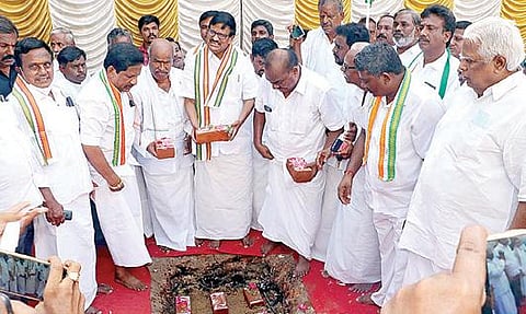 கும்பகோணம் சாரங்கபாணி சன்னதித் தெருவில் காங்கிரஸ் கட்சியின் புதிய  அலுவலகக் கட்டிட அடிக்கல் நாட்டு விழாவில் பங்கேற்ற தமிழக காங்கிரஸ் கட்சித் தலைவர் கே.எஸ்.அழகிரி, கே.வி.தங்கபாலு  உள்ளிட்டோர்.
