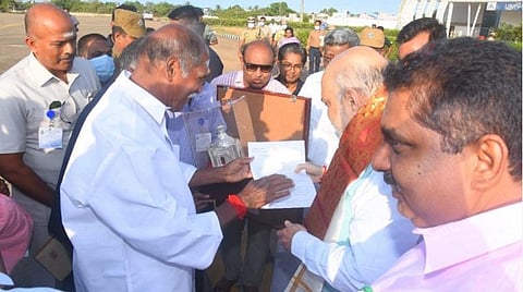 மத்திய உள்துறை அமைச்சர் அமித்ஷாவை வழியனுப்ப வந்திருந்த புதுவை முதல்வர் ரங்கசாமி விமானநிலையத்தில் 7 கோரிக்கைகள் அடங்கிய மனுவை அளித்தார்.