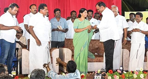 உடன்குடி அருகே தண்டுபத்தில் நடந்த கூட்டத்தின்போது, தேர்தல்களில் சிறப்பாக பணியாற்றிய திமுக நிர்வாகிகளுக்கு கனிமொழி எம்.பி. தங்க மோதிரம் வழங்கினார். உடன் அமைச்சர் அனிதா ஆர்.ராதாகிருஷ்ணன்.