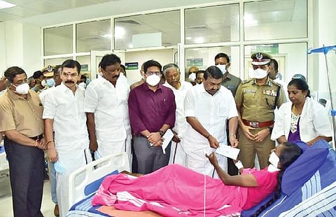 திருநெல்வேலி அரசு மருத்துவமனையில் சிகிச்சை பெற்று வரும்  உதவி ஆய்வாளர் மார்க்ரெட் தெரசாவை சந்தித்து ஆறுதல் கூறி,  முதல்வர் அறிவித்த ரூ.5 லட்சம் நிவாரண நிதிக்கான காசோலையை அமைச்சர் ராஜகண்ணப்பன் வழங்கினார். உடன் டிஜிபி சைலேந்திரபாபு, திருநெல்வேலி ஆட்சியர் விஷ்ணு உள்ளிட்டோர்.படம்: மு.லெட்சுமி அருண்