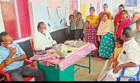 மோரமடுகு அரசு தொடக்கப்பள்ளியை முற்றுகையிட்ட மாணவர்களின் பெற்றோர்களிடம் வட்டாரக் கல்வி அலுவலர்கள் சீனிவாசன், செல்வராஜ் சமாதானப் பேச்சு வார்த்தை நடத்தினர்.