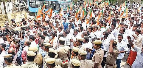 வெள்ளலூர் பேரூராட்சி அலுவலகத்தில் பிரதமர் புகைப்படத்தை அகற்றிய திமுகவினர் மீது நடவடிக்கை எடுக்க வலியுறுத்தி, மாவட்ட ஆட்சியர் அலுவலகத்தை நேற்று முற்றுகையிட்டு போராட்டத்தில் ஈடுபட்ட பாஜகவினர்.   படம்: ஜெ.மனோகரன்