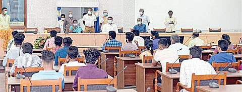 வேலூர் மாவட்ட ஆட்சியர் அலுவலகத்தில் ஆட்சியர் குமாரவேல் பாண்டியன் முன்னிலையில் நேற்று மாணவர்களிடம் விசாரணை நடத்தப்பட்டு  அறிவுரை வழங்கப்பட்டது. அருகில், கோட்டாட்சியர் பூங்கொடி. மாவட்ட முதன்மை கல்வி அலுவலர் முனுசாமி, வட்டாட்சியர் செந்தில் உள்ளிட்டோர். படம்: வி.எம்.மணிநாதன்