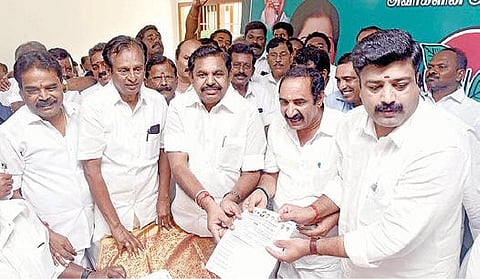 ஓமலூரில் உள்ள அதிமுக அலுவலகத்தில் சேலம் புறநகர் மாவட்ட செயலாளர்  பதவிக்கு, கட்சியின் இணை ஒருங்கிணைப்பாளர் பழனிசாமி வேட்புமனு தாக்கல் செய்தார். படம்: எஸ்.குரு பிரசாத்