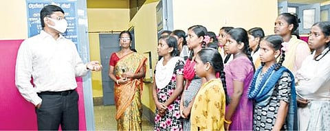 போளூரில் உள்ள ஆதிதிராவிடர் மற்றும் பழங்குடியினர் அரசினர் மாணவிகள் விடுதியில் உள்ள மாணவிகளிடம் உணவு வழங்கல் மற்றும் அடிப்படை வசதிகள் குறித்து நேற்று கேட்டறிந்த ஆட்சியர் பா.முருகேஷ்.