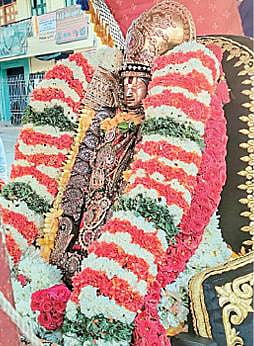 பெரும்புதூர் ராமானுஜர் உற்சவ விழாவின் முதல் நாளில் தங்கப் பல்லக்கில் வீதி உலா சென்று பக்தர்களுக்கு அருள்பாலித்தார்.