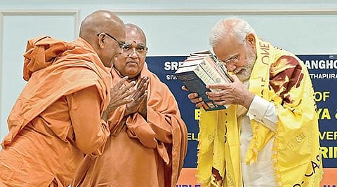 கேரளாவின் சிவகிரி புனித யாத்திரையின் 90-வது ஆண்டு விழா டெல்லியில் நேற்று கொண்டாடப்பட்டது. இதில் பங்கேற்ற பிரதமர் மோடிக்கு மடத்தின் துறவிகள், நாராயண குருவின் புத்தகங்களை பரிசளித்தனர். படம்: பிடிஐ