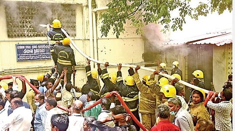 சென்னை ராஜீவ்காந்தி அரசு பொது மருத்துவமனை வளாகத்தில் நேற்று தீ விபத்து ஏற்பட்டது. தண்ணீரை பீய்ச்சி தீயணைப்பு வீரர்கள் தீயை கட்டுப்படுத்தினர். படங்கள்: ம.பிரபு