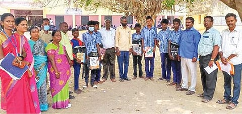 கள்ளக்குறிச்சி மாவட்டத்தில் இடைநின்ற மாணவர்களை மீண்டும் பள்ளிக்கு அழைத்து வந்த ஆட்சியர் தலைமையிலான குழுவினர் .