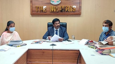 உதகையில் உள்ள மாவட்ட ஆட்சியர் அலுவலகத்தில் மாநில தகவல் ஆணையர் பிரதாப்குமார் மனுதாரர்களிடம் விசாரணை மேற்கொண்டார்.