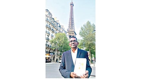 360: பாரிஸ் உலகப் புத்தகத் திருவிழாவில் கெளரவிக்கப்பட்ட புதுச்சேரிப் பேராசிரியர்