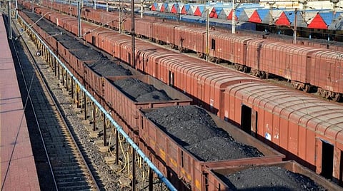 நாடு முழுவதும் உள்ள அனல் மின் நிலையங்களுக்கு நிலக்கரியை விரைந்து கொண்டு செல்ல 42 ரயில்கள் ரத்து