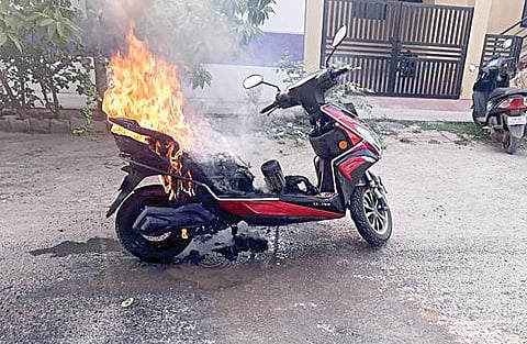 ஓசூர் ஜுஜுவாடி குடியிருப்பு பகுதியில் திடீரென தீப்பற்றி எரிந்த எலெக்ட்ரிக் இருசக்கர வாகனம்.
