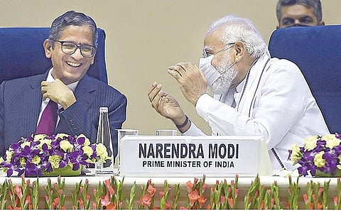 டெல்லி விக்ஞான் பவனில் நேற்று மாநில முதல்வர்கள், உயர் நீதிமன்ற தலைமை நீதிபதிகள் பங்கேற்ற தேசியக் கருத்தரங்கை பிரதமர் நரேந்திர மோடி தொடங்கிவைத்தார். உடன்  உச்ச நீதிமன்ற தலைமை நீதிபதி என்.வி.ரமணா. படம்: பிடிஐ