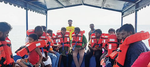 தருவைகுளம் கடலில் கண்ணாடி இழை படகில் பயணிக்கும் சுற்றுலா பயணிகள்.