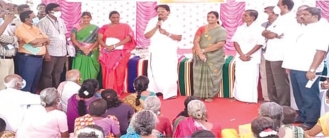 சாத்தூர் அருகே உள்ள என்.சுப்பையாபுரத்தில் மே தினத்தை முன்னிட்டு நடந்த கிராமசபைக் கூட்டத்தில்  பேசிய அமைச்சர் சாத்தூர் ராமச்சந்திரன்.