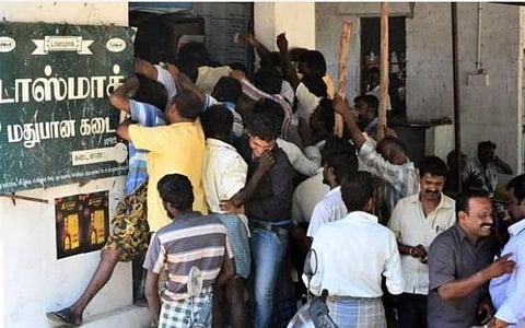 டாஸ்மாக் கடைகளில் குவிந்த கூட்டம்; ரூ.252 கோடிக்கு மதுபானங்கள் விற்பனை: அதிக விற்பனையில் மதுரை முதலிடம்