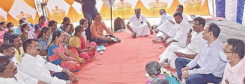 கருணாகரச்சேரி ஊராட்சியில்  நடைபெற்ற கிராம சபைக் கூட்டத்தில் பால்வளத் துறை அமைச்சர் சா.மு.நாசர், மாவட்ட ஆட்சியர் ஆல்பி ஜான் வர்கீஸ்   உள்ளிட்டோர் பங்கேற்றனர்.