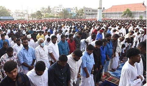 ரம்ஜான் பண்டிகையையொட்டி கோவை குனியமுத்தூர் ஆயிஷா மஹால் மைதானத்தில் சிறப்பு தொழுகையில் ஈடுபட்டோர் |  படங்கள்: ஜெ மனோகரன்