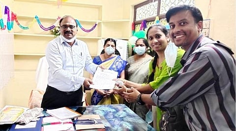 திருப்பத்தூர் மாவட்ட பத்திரப்பதிவு அலுவலகத்தில் குறைதீர்வு முகாமில் பொதுமக்களிடம் இருந்து பத்திரப்பதிவுத்துறை தலைவர் சிவன் அருள் கோரிக்கை மனுக்களை பெற்றார்.