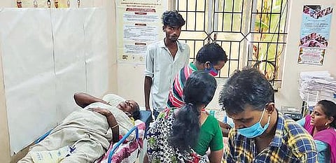 கடலூர் மாவட்ட ஆட்சியர் அலுவலகத்தில் உள்ள காப்பீட்டு திட்ட அட்டைக்கு புகைப்படம் எடுக்கும் அறைக்கு மூதாட்டி பேபி  ஸ்டெக்சரில்  அழைத்து வரப்பட்டார்.