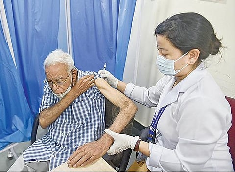 கரோனா தொற்று மீண்டும் அதிகரித்து வரும் நிலையில் டெல்லியில் உள்ள மருத்துவமனை ஒன்றில் தானாக முன்வந்து தடுப்பூசி போட்டுக் கொள்ளும் முதியவருக்கு சுகாதாரப் பணியாளர் கரோனா தடுப்பூசி செலுத்துகிறார். படம்: பிடிஐ