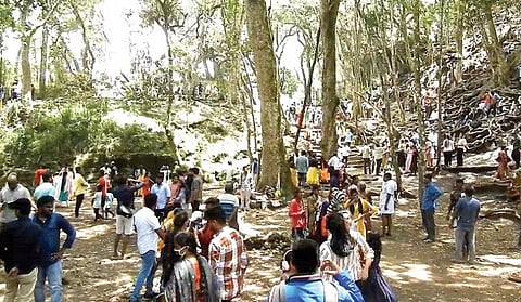 கொடைக்கானலில் குணா குகை பகுதியில் குவிந்துள்ள சுற்றுலா பயணிகள்.