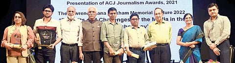 ஆசிய இதழியல் கல்லூரி (ஏசிஜே) பட்டமளிப்பு விழாவில், பத்திரிகையாளர்கள் ஷ்யாம்லால் யாதவ், சந்தீப் சிங் ஆகியோருக்கு ஏசிஜே புலனாய்வு இதழியல் விருதையும், பிரேமா தேவி, ஹிமான்சு கலா ஆகியோருக்கு கே.பி.நாராயண குமார் நினைவு சமூக மாற்ற இதழியல் விருதையும் மூத்த பத்திரிகையாளர் ஆயாஸ் மெமன் வழங்கினார், அருகில், ஊடக மேம்பாட்டு அறக்கட்டளை தலைவர் சசிகுமார், அறங்காவலர் என்.ராம் மற்றும் ஹர்ஷா சுப்ரமணியம், ஸ்வப்னா சுந்தர் ஆகியோர் உள்ளனர். படம்: ம.பிரபு