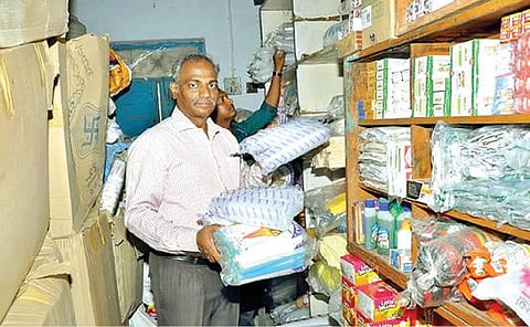 ராணிப்பேட்டை நகராட்சிக்கு உட்பட்ட பகுதிகளில் நேற்று ஆய்வு நடத்திய ஆட்சியர் பாஸ்கர பாண்டியன் அங்கு தடை செய்யப்பட்ட 1.5 டன் எடையுள்ள பிளாஸ்டிக் பொருட்களை பறிமுதல் செய்தார்.