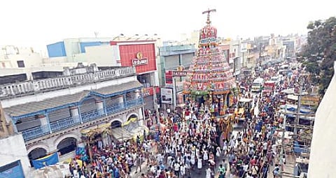 ஸ்ரீபெரும்புதூரில் நேற்று நடைபெற்ற ராமானுஜர் திருத்தேரோட்ட விழாவில் பல்லாயிரக்கணக்கான பக்தர்கள் திருத்தேரை வடம் பிடித்து இழுத்தனர்.