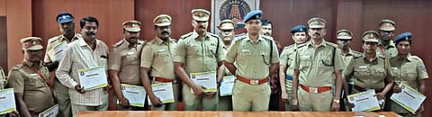சிறுமி கடத்தல் வழக்கில் சிறப்பாக செயல்பட்ட 7 தனிப்படை போலீஸாருக்கு, நாமக்கல் எஸ்பி இ.சாய் சரண் தேஜஸ்  பாராட்டு சான்றிதழ் வழங்கினார்.