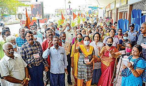 எல்ஐசி நிறுவனப் பங்குகளை விற்பனை செய்வதைக் கண்டித்து சென்னை அண்ணா சாலையில் உள்ள எல்ஐசி அலுவலகம் முன் நேற்று ஆர்ப்பாட்டத்தில்  ஈடுபட்ட அகில இந்திய காப்பீட்டு ஊழியர்கள் சங்கத்தினர். படம்: பு.க.பிரவீன்