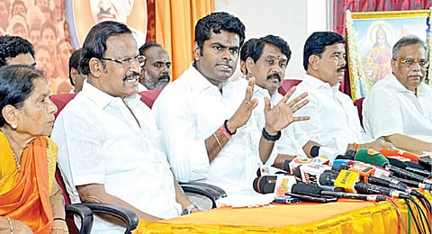 இலங்கைக்கு சுற்றுப்பயணம் சென்றுவந்த பாஜக மாநிலத் தலைவர் அண்ணாமலை, சென்னை தியாகராய நகரில் உள்ள கமலாலயத்தில் நேற்று செய்தியாளர்களைச் சந்தித்தார். உடன் மாநில துணைத் தலைவர் வி.பி.துரைசாமி, நயினார் நாகேந்திரன் எம்எல்ஏ  மற்றும் நிர்வாகிகள். படம்: பு.க.பிரவீன்